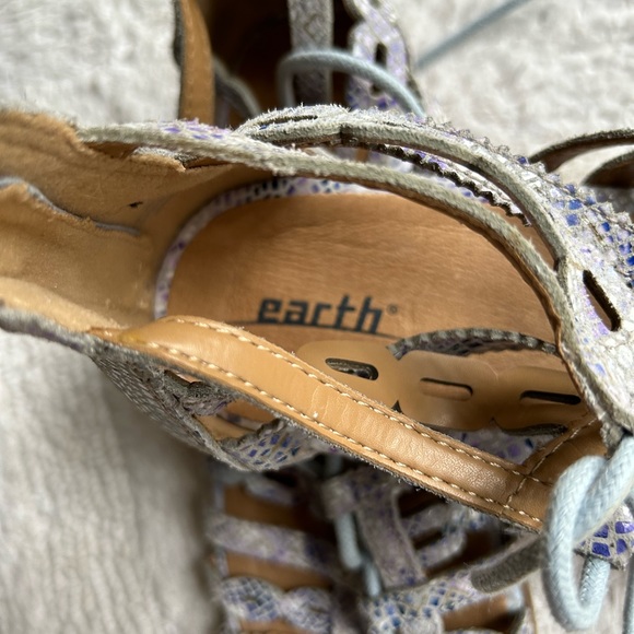 Earth gladiator style sandals leather elastic lace up with zipper back. Purple - Picture 3 of 8